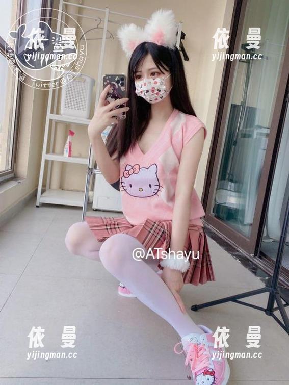 AT鲨 蓝色上衣:AT鲨的无圣光写真,不火力全开,是冷静被低调。