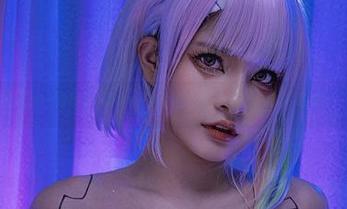 从另一角度看Azami的红裙：和花瓶比，谁更惹眼？