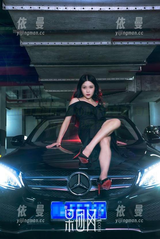 GIRLT果团网-甜Abby GIRLT果团网 - 甜Abby户外套图:到底是她在拍照,还是在被拍?