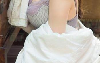 UGirls尤果网 - 海边探险，田慕儿图册里藏了多少沙粒和小花？