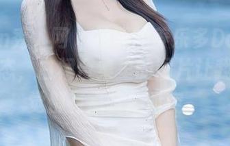 Xiuren秀人网 - 拍照的养乐多Doll总有不同姿态，白裙合集里的图片让我琢磨感觉都有点跨越时空。
