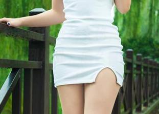 丽柜 - 兔子拍的灰丝女秘，图中光影流动，精选得恰到好处，怎么看怎么觉得吸引！
