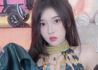 谁说吊带只能清凉？小小奶瓶儿的私拍图包，才是性感的新定义。