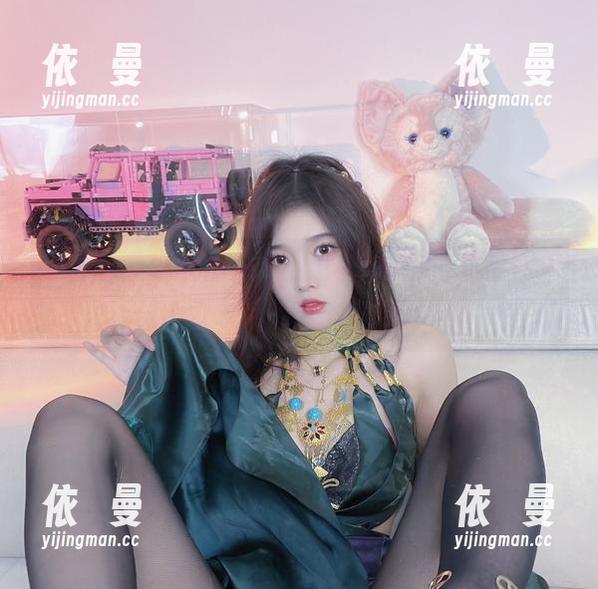 谁说吊带只能清凉？小小奶瓶儿的私拍图包，才是性感的新定义。