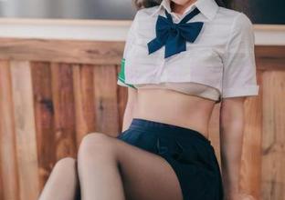 这图集中，杏仁曲奇穿礼服的样子，怎么看都觉得有点小坏坏。