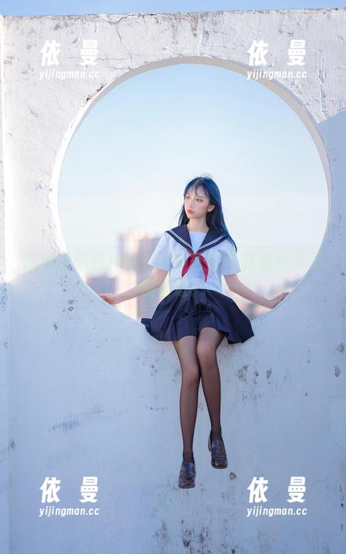 制服里藏着什么？果咩酱的写真集分享不容错过！