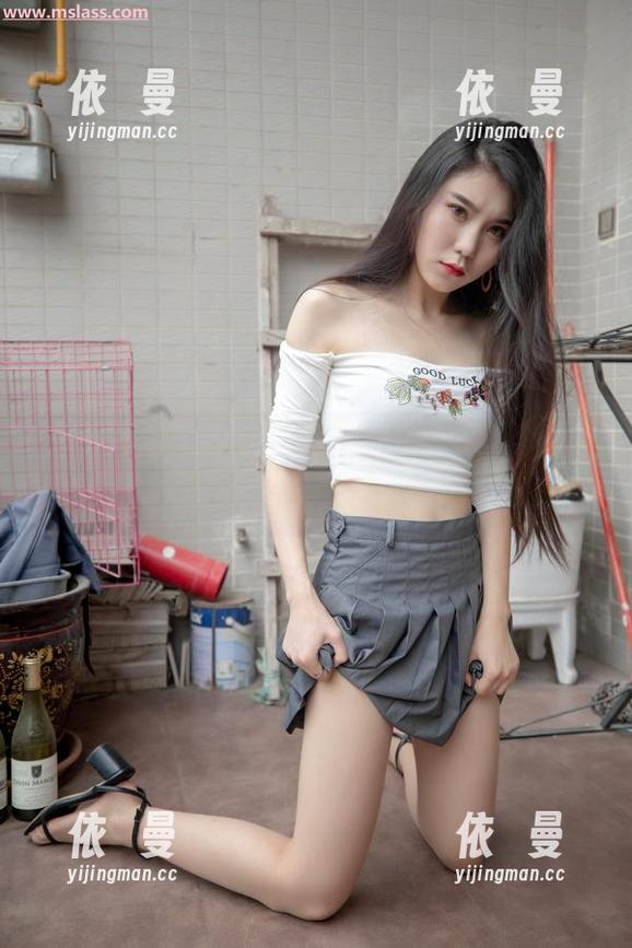 梦丝女神 - 手里拿着肉丝图包的魏婷婷，私拍就是这么惹人注目，太好玩了！