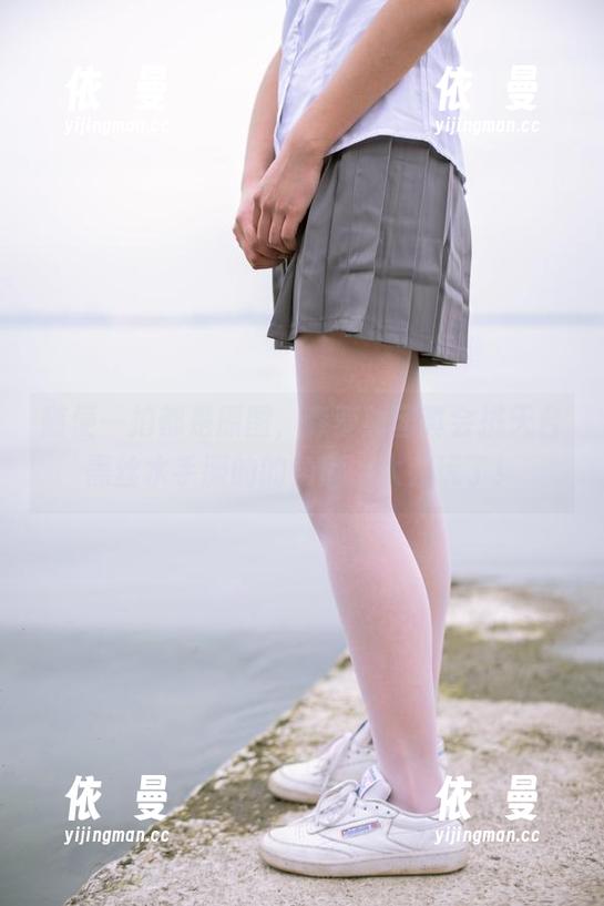 森萝财团 随便一拍都是原图,森萝财团真会挑天台黑丝水手服的的角度,太会玩了!