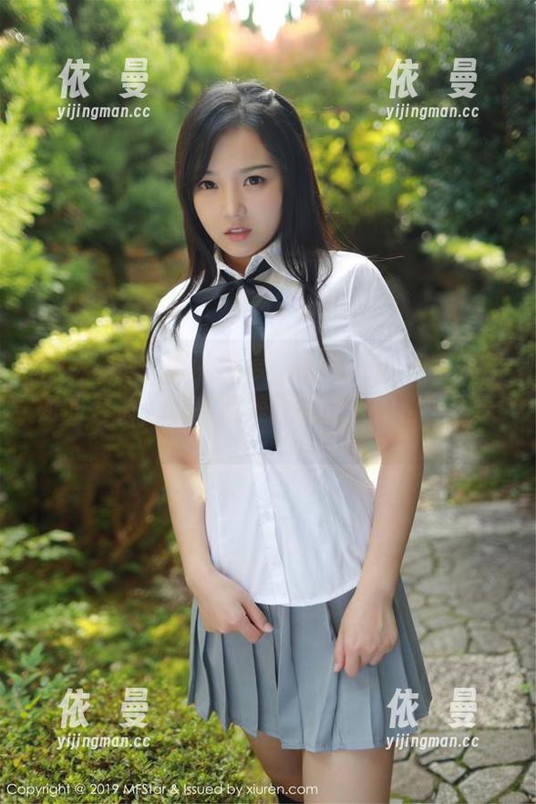 模范学院 - 难以置信，诗诗kiki在毛衣里如此好看，这高清美图能让人停留一整天。