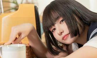 爆机少女喵小吉的短裙写真：无论何时都能吸引眼球，绝没有意外哦。