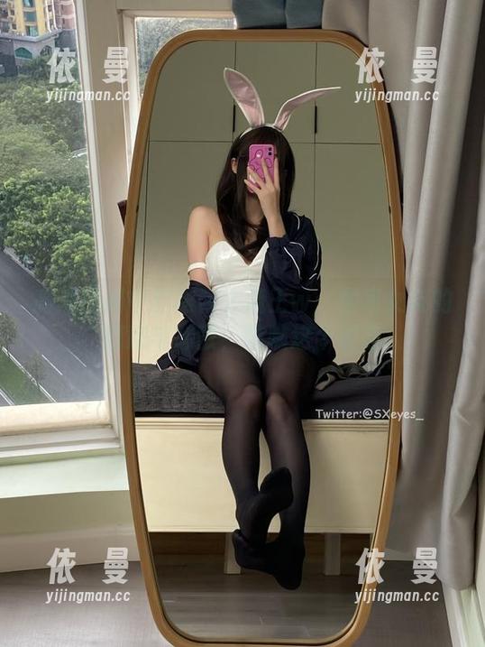高清图册中的眼酱大魔王w：居家女友的随意与懒散，瞧瞧这个姿态