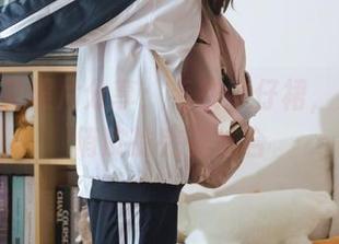 神沢永莉照片分享：毛衣牛仔裙，知性与俏皮的完美结合