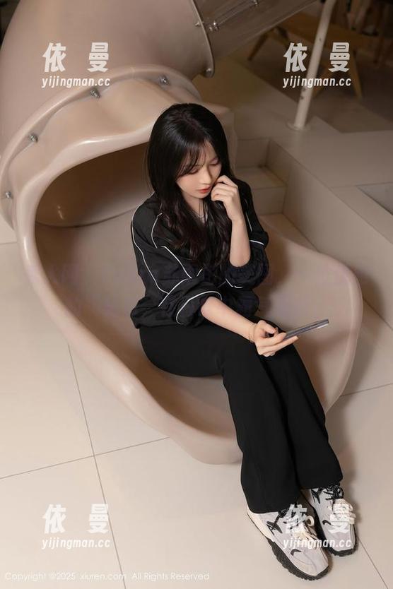 秀人网 - Laura苏雨彤的美图，一位优雅的“秘书”在日常中霸气更新。