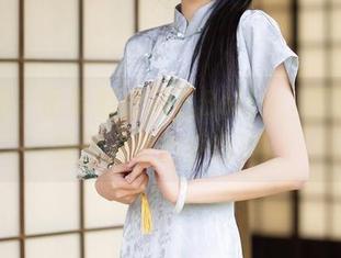 秀人网 - 吊带加徐莉芝Botty，图包里的美感总是出乎意料。