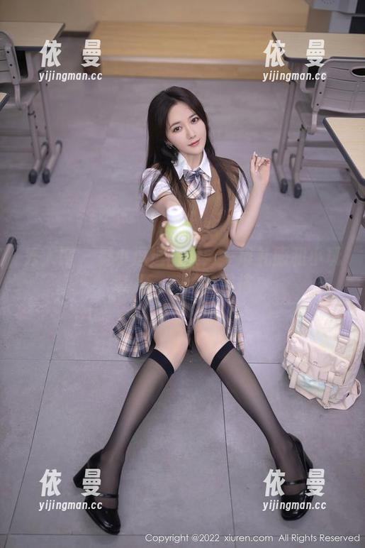 秀人网 - 是小逗逗图集：一堆礼服和小玩意儿，奇妙的混搭