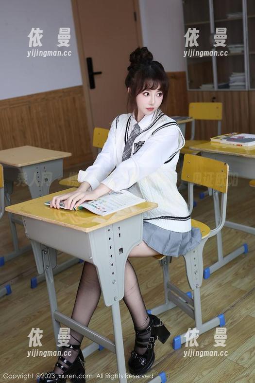秀人网 - 携手海风：私房作品，见证欧阳若依与浪花的微妙互动。