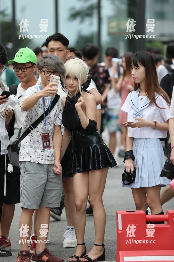 魔镜街拍-萌宝儿 魔镜街拍 - 在哈哈镜前展现真实的萌宝儿——图库里的包臀裙肉丝,值得下载。