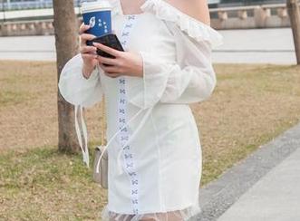 魔镜街拍：私拍无忌，白丝吊带袜美女带来的不一样的诱惑。