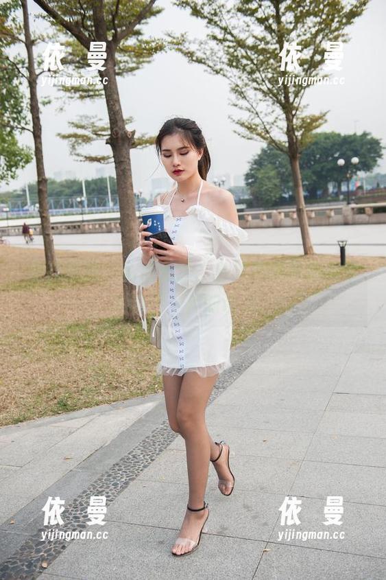 魔镜街拍 魔镜街拍:私拍无忌,白丝吊带袜美女带来的不一样的诱惑。