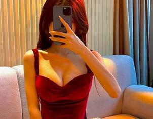 微密圈 - 特别送上：照片里的黎允熙，圣诞女王跟沙发的对话很深邃呢。