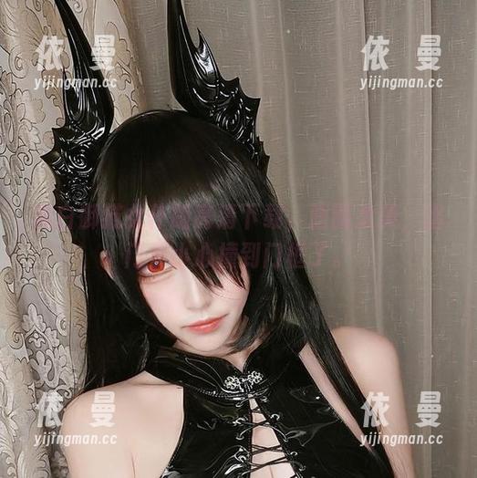 黑白御猫女仆版高清下载，画面太美，出门要小心撞到门框了。